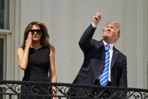 Anche alla Casa Bianca a testa in su per vedere l'eclissi solare