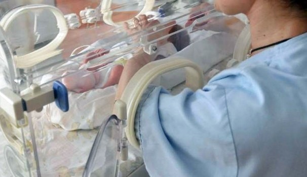 Ha dato morfina a neonato causandogli overdose, arrestata infermiera. La donna: “Il piccolo era rognoso”