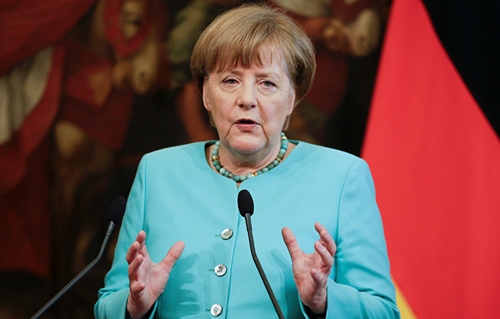 Merkel avverte: niente aiuti a chi non accetta quote migranti