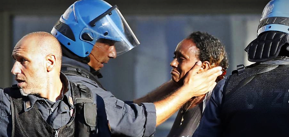 La carezza, l’eritrea e il poliziotto