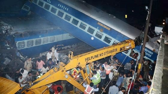 Incidente ferroviario in India, almeno 21 morti e circa 100 feriti