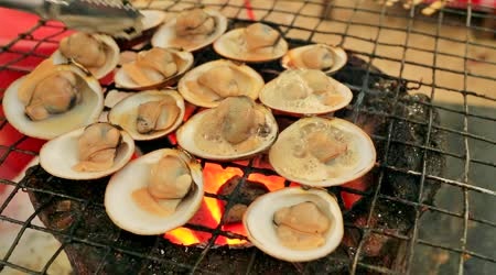 Vongole o maiale alla benzina, lo stile nord-coreano in spiaggia