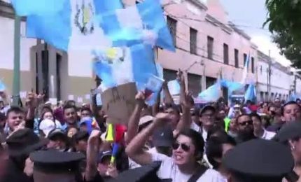 Guatemala, la folla aggredisce i deputati in Parlamento