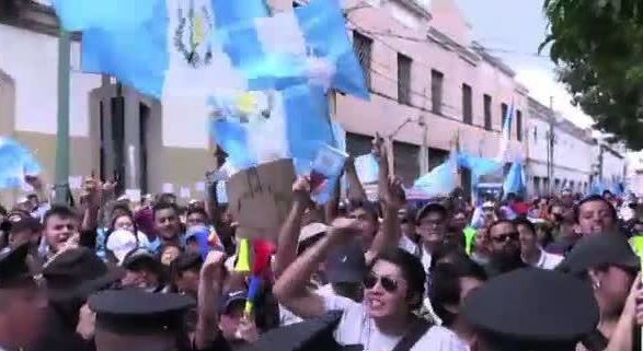 Guatemala, la folla aggredisce i deputati in Parlamento