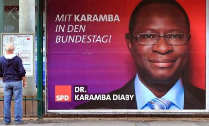 Insulti e minacce di morte perché "negro", ma Karamba Diaby non molla. E il deputato africano si ricandida