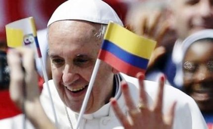 Il Papa è arrivato a Bogotà, vettura fermata da folla incontenibile. Oltre 700mila ad accoglierlo
