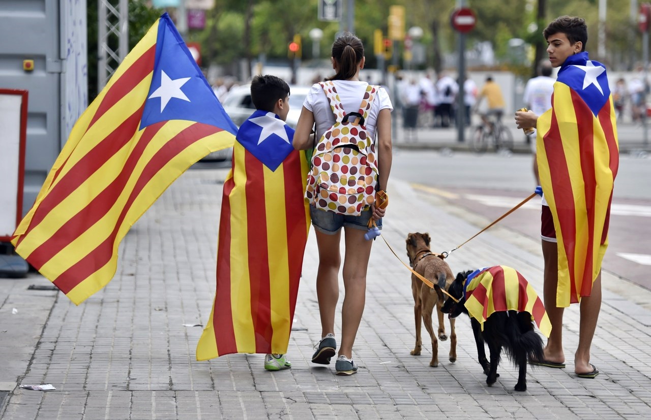 “Mina” Catalogna, separatisti confermano voto domani. Madrid dice no e manda polizia