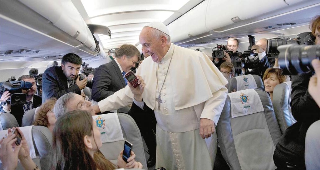 Papa Francesco dedica alle “fake news” la Giornata delle comunicazioni. Mons. Viganò: distorsione dei fatti