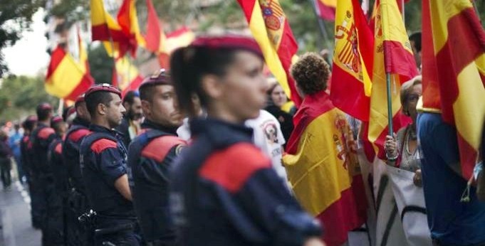 Puigdemont: “In Belgio per asilo. Pronti al dialogo”. Corte spagnola sospende dichiarazione indipendenza