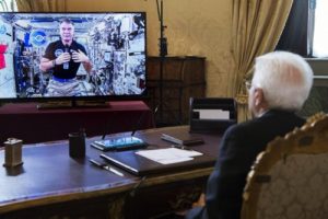 Sergio Mattarella a colloquio con l'astronauta Paolo Nespoli in missione