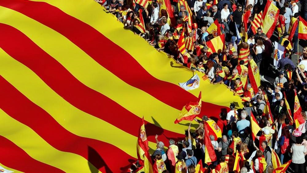Unionisti sfilano nella Catalogna “indipendente”. Ma Barcellona non molla: “E’ un colpo di Stato”
