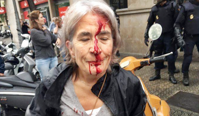 Ancora guerriglia in Catalogna, almeno 91 feriti. Giudice apre inchiesta contro la polizia catalana: ha disobbetito ordini magistratura