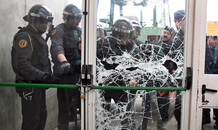 Catalogna, urne aperte per il referendum. Irruzione della polizia nei seggi, primi feriti