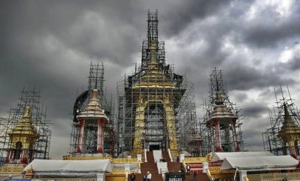 Thailandia, costruito in tempi record il crematorio per il re