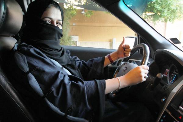 Dopo sì a patente, donne saudite potranno fare le tassiste
