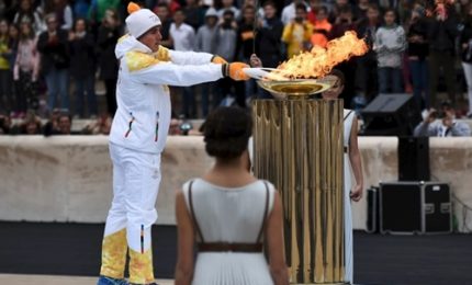 Olimpiadi invernali: la fiaccola è partita da Atene