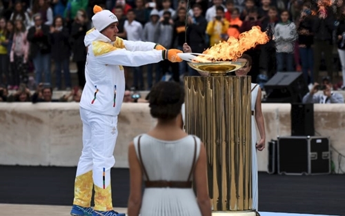 Olimpiadi invernali: la fiaccola è partita da Atene