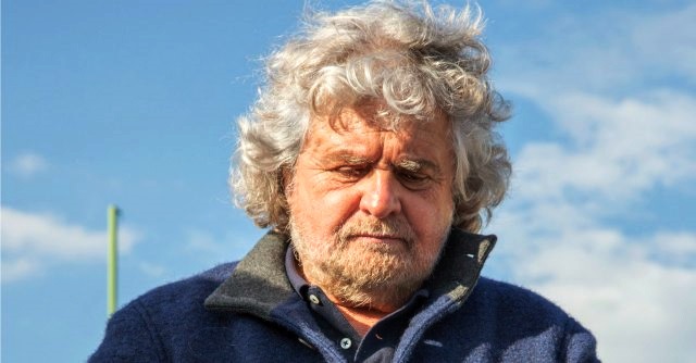 Contestazione per Grillo davanti al teatro Brancaccio