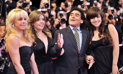 Mancano dal conto 2 milioni di euro, Maradona denuncia le figlie