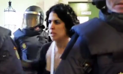 Catalogna, la donna a cui la polizia spagnola ha spezzato le dita