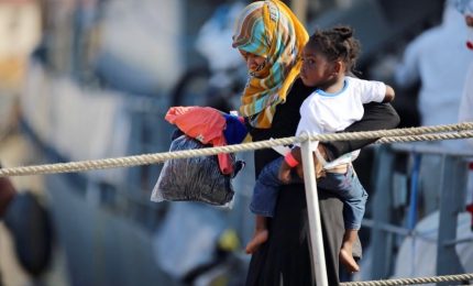 Migranti, a Palermo approdata la "nave dei bambini". C'è anche un neonato di 6 giorni