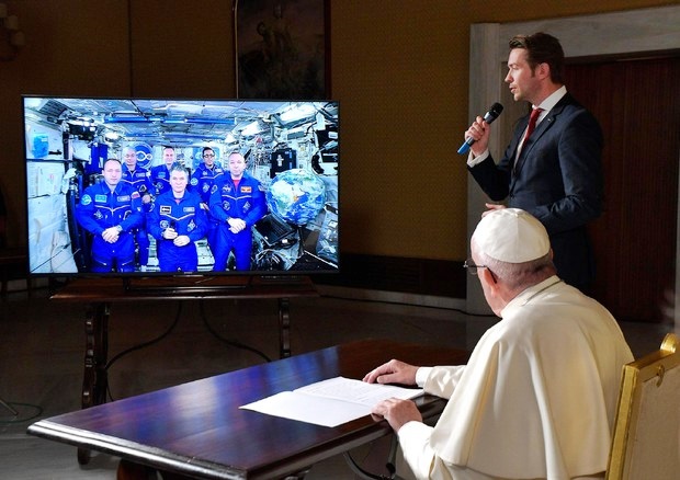 Astronauti regalano al Papa tuta spaziale con mantellina bianca
