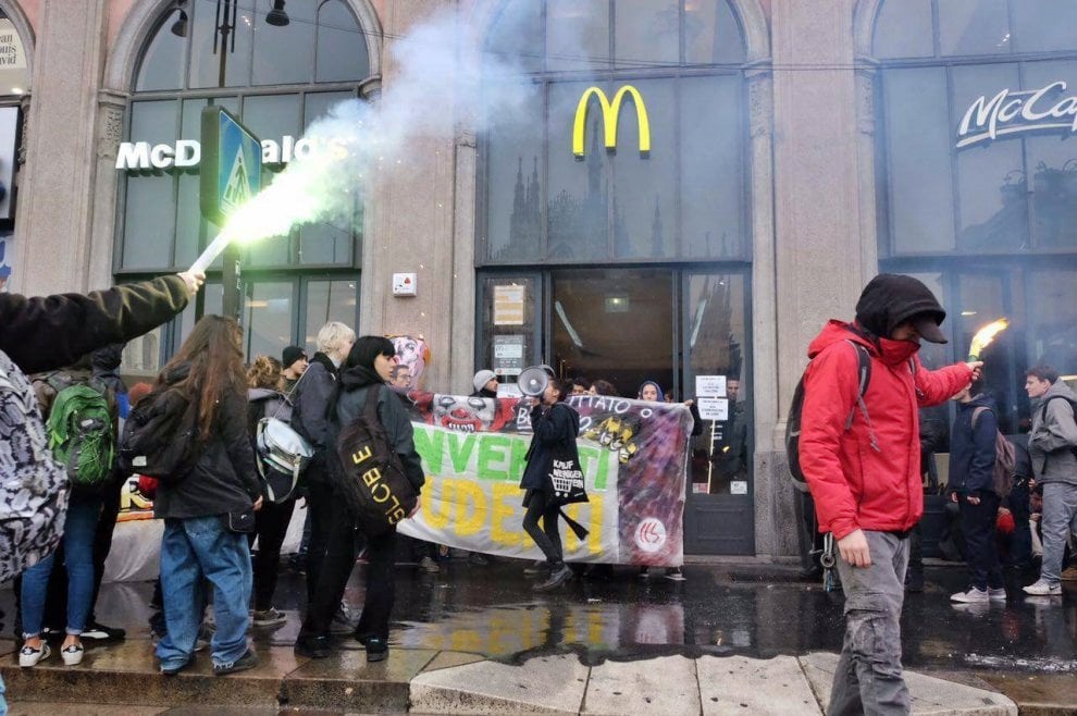 La protesta degli studenti, tensione a Roma e Milano: “Non siamo vostri schiavi”. Uova contro McDonald’s