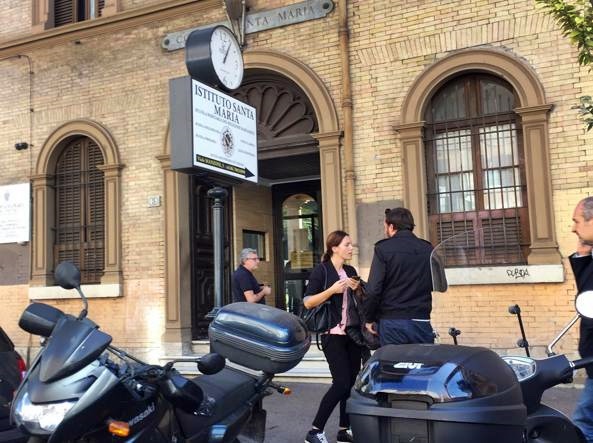 Tredicenne cade nella tromba delle scale in scuola Roma e muore
