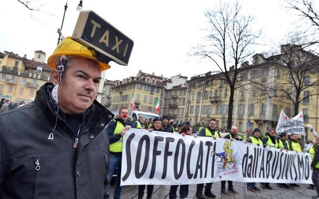 Stop scuola, treni, aerei e taxi