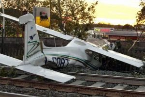 Aereo da turismo ultraleggero precipita in sulla linea ferroviaria dell'alta velocità a Roma