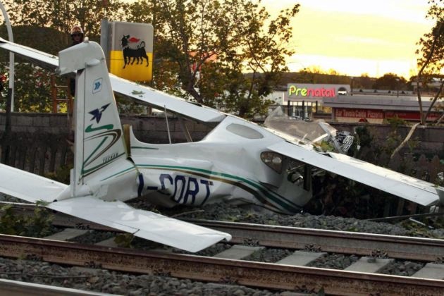 Aereo da turismo ultraleggero precipita in sulla linea ferroviaria dell'alta velocità a Roma