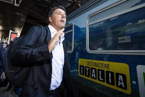 Renzi rivendica linea su banche ma apre a Mdp e su premiership