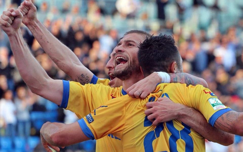 Frosinone batte il Parma 2-1 e vola in testa, Brescia-Venezia 1-2