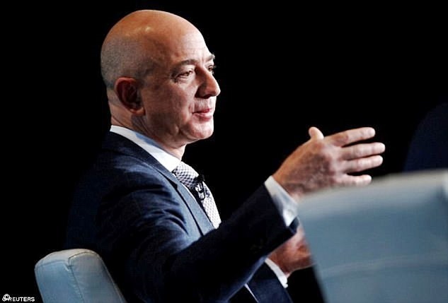 Jeff Bezos primo al mondo a superare i 200 miliardi di parimonio