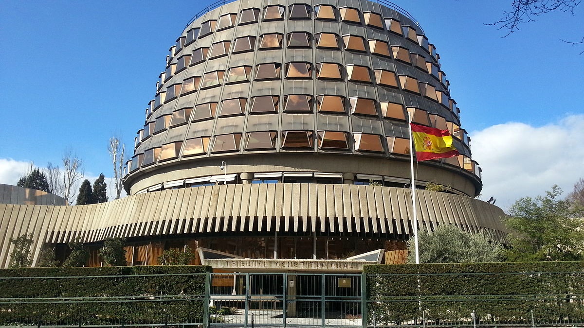 Puigdemont “esule” a Bruxelles: “Garanzie o non torno in Spagna”. E il tribunale spagnolo lo convoca
