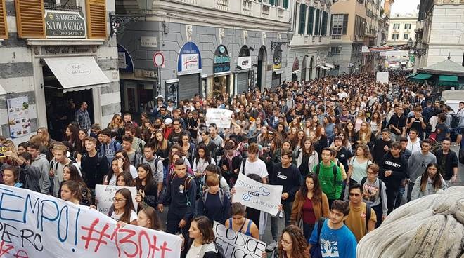 “Stop sfruttamento”, studenti in piazza contro scuola-lavoro