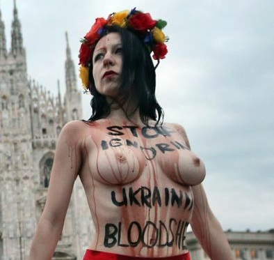Attivista Femen protesta a seno nudo contro Poroshenko