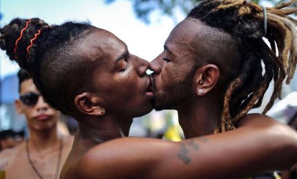Rio de Janeiro, sfilano i colori del Gay Pride per diritti civili