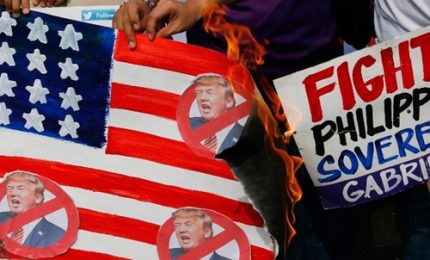Proteste anti-Trump a Manila, bruciate bandiere americane