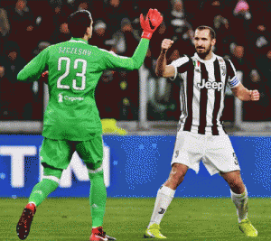 Il portiere Szczesny e il difensore Chellini