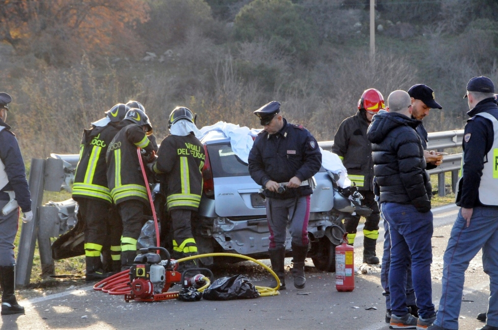 Incidente stradale: 2 fratelli morti nel Nuorese, grave un terzo
