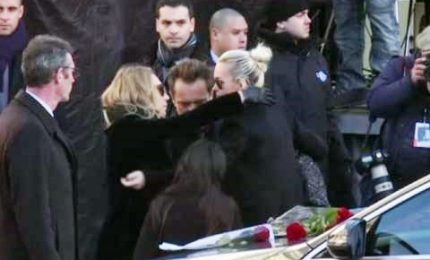 Funerali del rocker, Macron abbraccia i figli di Hallyday