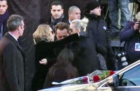 Macron abbraccia i figli di Hallyday