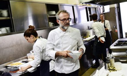 Lo chef tristellato Bottura apre ristorane a 1 euro a Parigi