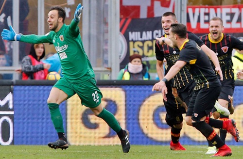 Il portiere Brignoli ferma il Milan, a Benevento è 2-2