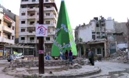 Siria, a Homs la festa intorno all'albero fatto di macerie