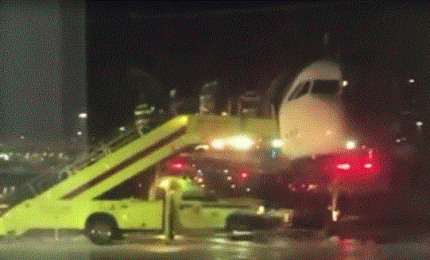 Ondata di gelo in Usa, aereo finisce fuori pista a Boston
