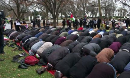 Gerusalemme, musulmani pregano davanti Casa bianca