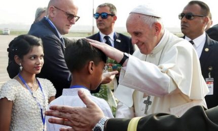 Papa Bergoglio ai Rohingya: "Vi chiedo perdono"