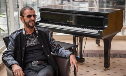 Ringo Starr insignito dalla Regina Elisabetta col titolo di Sir